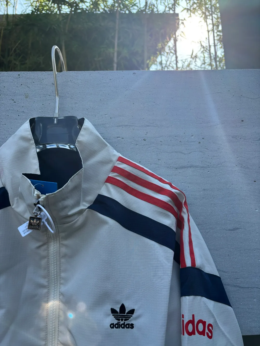 Reversible thin jacket📝𝟭𝟬𝟲𝟴𝟳# Exclusive real shot/difference between various stolen pictures and online picture versions on the market [Top version·Adidas Adidas Clover Men's and Women's Same Stylel H REV JKT Jacket Official website synchronization] ✅Full set of 1:1 customized accessories ➕Customized three-label ➕𝗬𝘂𝗮𝗻 version hang tag ➕𝗹𝗼𝗴𝗼 packaging bag🔥 ➕Scan the tag to enter the official website. ✅The top version, ins Xiaohongshu has many bloggers wearing it. ✅Adi’s absolute Hot Sale star Same Style details are online, feel free to compare! Classic embroidery on the chest, fixed color and classic three-bar stripes, Classic will never go out of style! Versatile is not picky, the original model is perfect for the upper body, so buy it with your eyes closed! "Self-view of quality control with real photos of store owner's details" What you see is what you get # Full text real photos 📷 Never save a penny of cost! ! ! ⭕The high version of the best products🐮is different from the junk products in the market🗯️The same picture but different prices means different versions. ❌Don’t be fooled by the same copywriters and pirated pictures from outside that mix and distribute high-luxury pictures at low prices. After comparing the quality, you will know where the gap is. Don’t lie. I don’t guarantee that my products are the cheapest, but I definitely guarantee that they are worth every penny of your hard-earned money! ‼ ️We don’t slash prices or lower prices, we supply products with heart and only make high-end versions!!! Breasts Jimei must see the details of my home clearly, the pictures of my home are all taken by the owner himself❤️ Color: White Size: S-XXL